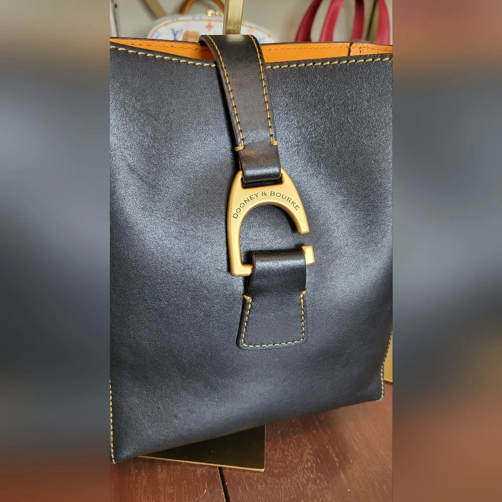 Dooney & Bourke Emerson Bucket Hobo Shoulder Bag Black Leather EUC - Picture 3 of 15